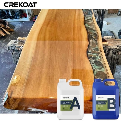 Plateaux de table coulés en résine époxy transparente à faible entretien, offrant une surface lisse et sans soudure