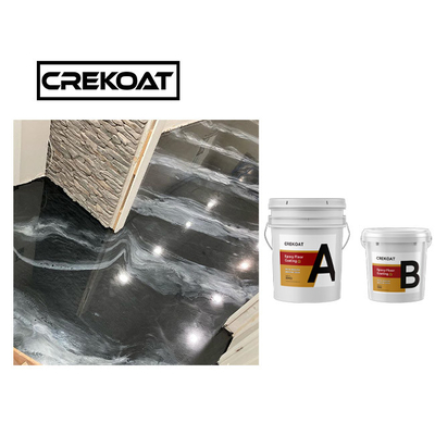 Individu nivelant le revêtement époxyde métallique noir de plancher pour en céramique