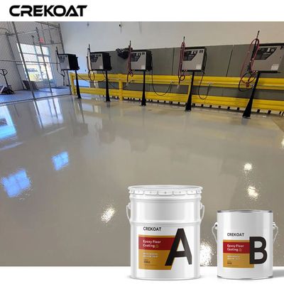 Individu nivelant la surface douce et sans couture époxyde blanche à haute brillance de peinture de plancher
