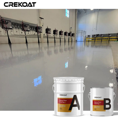 Individu nivelant la surface douce et sans couture époxyde blanche à haute brillance de peinture de plancher