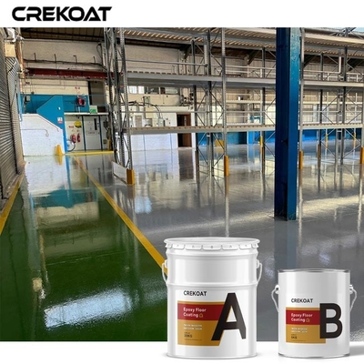 Individu nivelant la surface douce et sans couture époxyde blanche à haute brillance de peinture de plancher