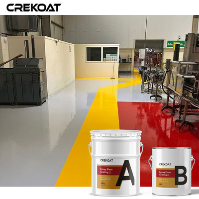 Individu nivelant la résine d'époxyde concrète de peinture de plancher de garage parquetant des systèmes