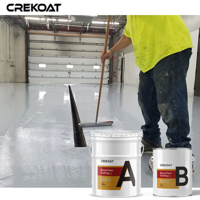 Individu nivelant la résine d'époxyde concrète de peinture de plancher de garage parquetant des systèmes