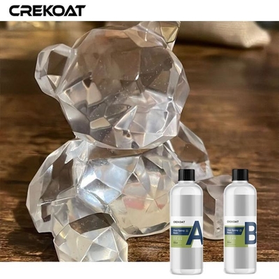 L'individu dégazant la résine de moulage claire avec des colorants pigmente la poudre de scintillement