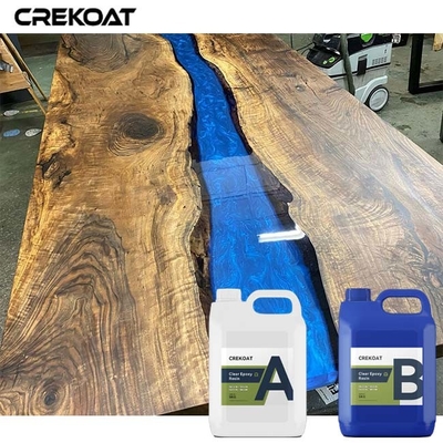 Le plateau de table en époxy de couleur cristalline préserve le bord du bois avec clarté