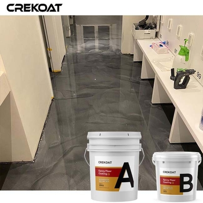 Plancher époxyde métallique en béton poli enduisant la finition à haute brillance sans couture