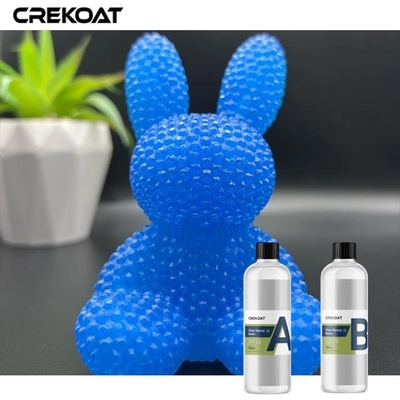 L'individu dégazant la résine de moulage claire avec des colorants pigmente la poudre de scintillement